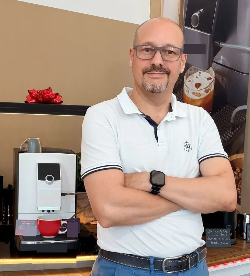 Harry Niemeier in seinem Studio in Stendal, neben einem Nivona Kaffeevollautomaten